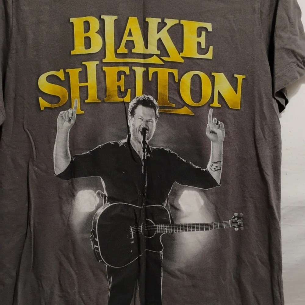 SALE! Blake Shelton Double Sided Gold Concert Band Tee Sz.M Worn 1X (BX29) - Picture 2 of 11